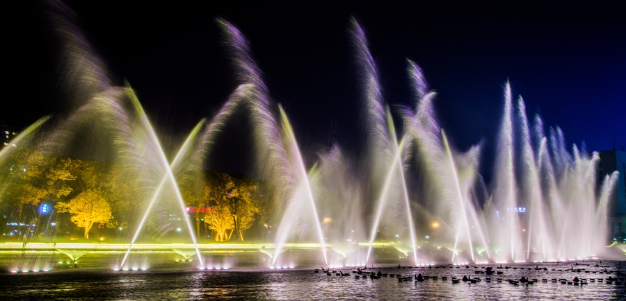 一组喷泉夜景